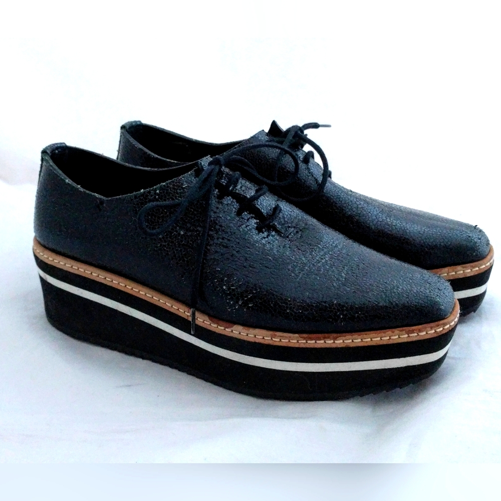 Casual chic sneakers by Liviana Conti. 